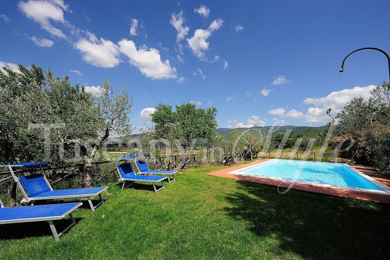  Cortona-Country home with estensive land and private pool-1
